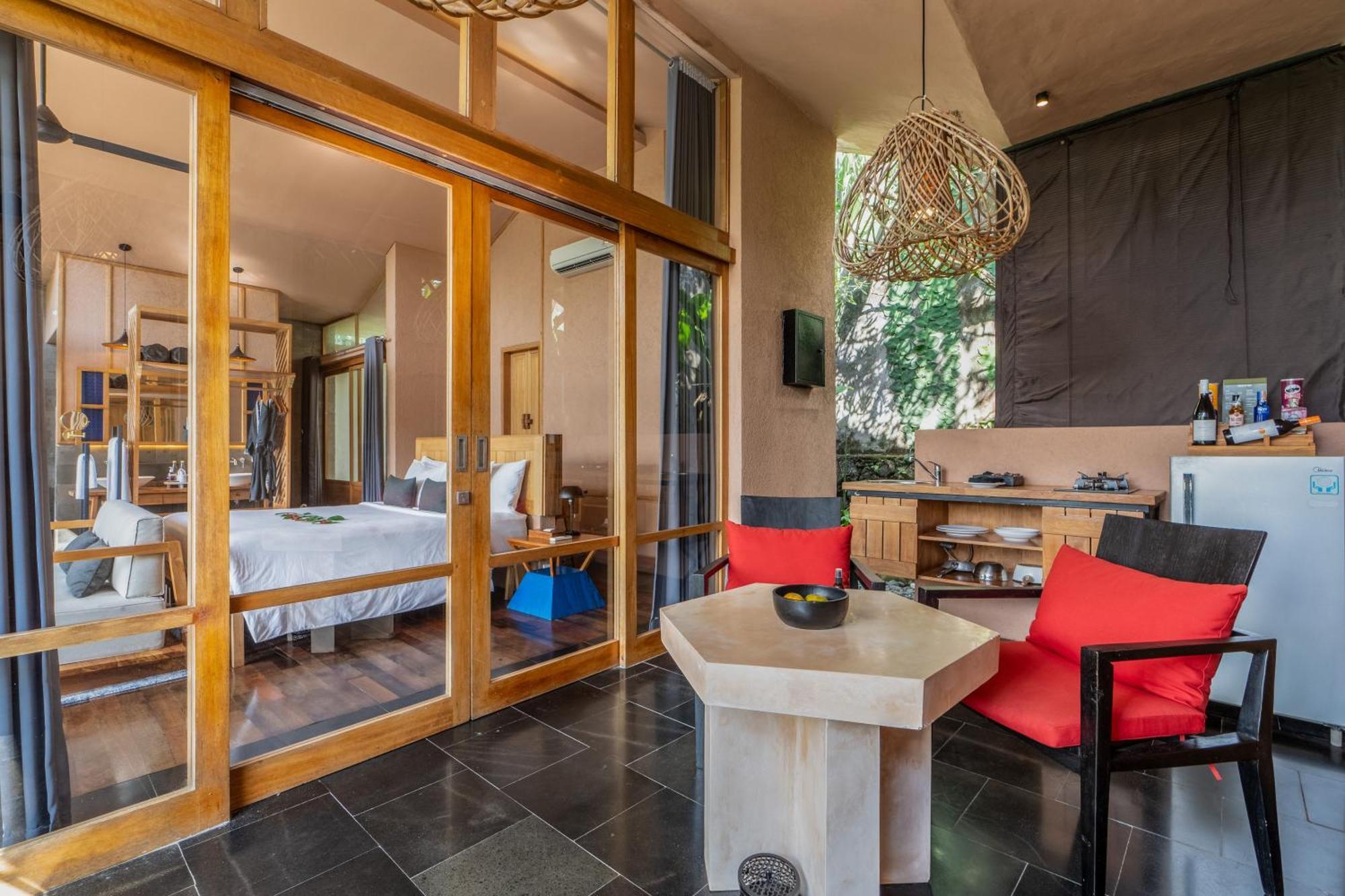 Romance Royal Pool Villa One Time Floating