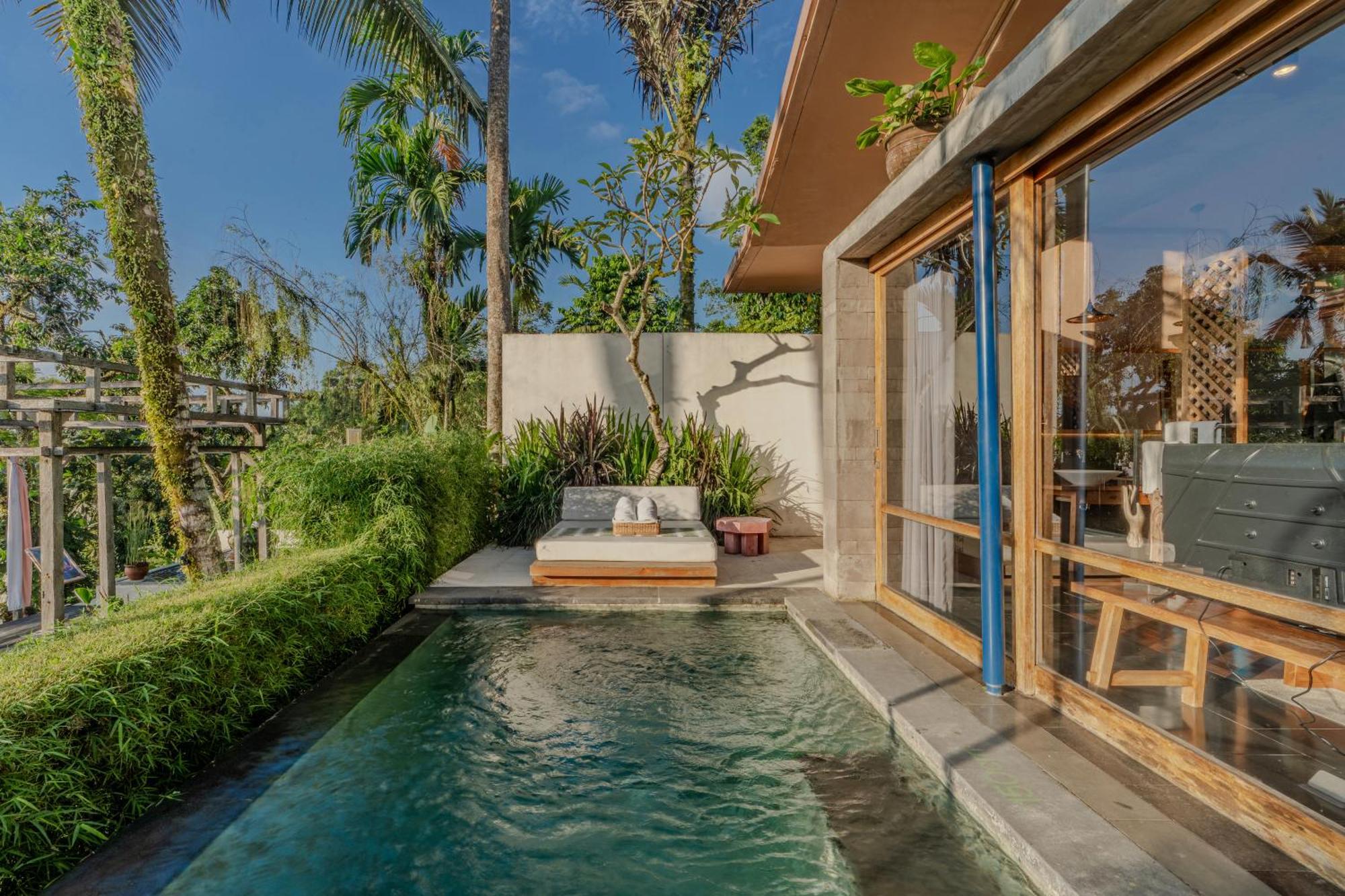 Romance Royal Pool Villa One Time Floating