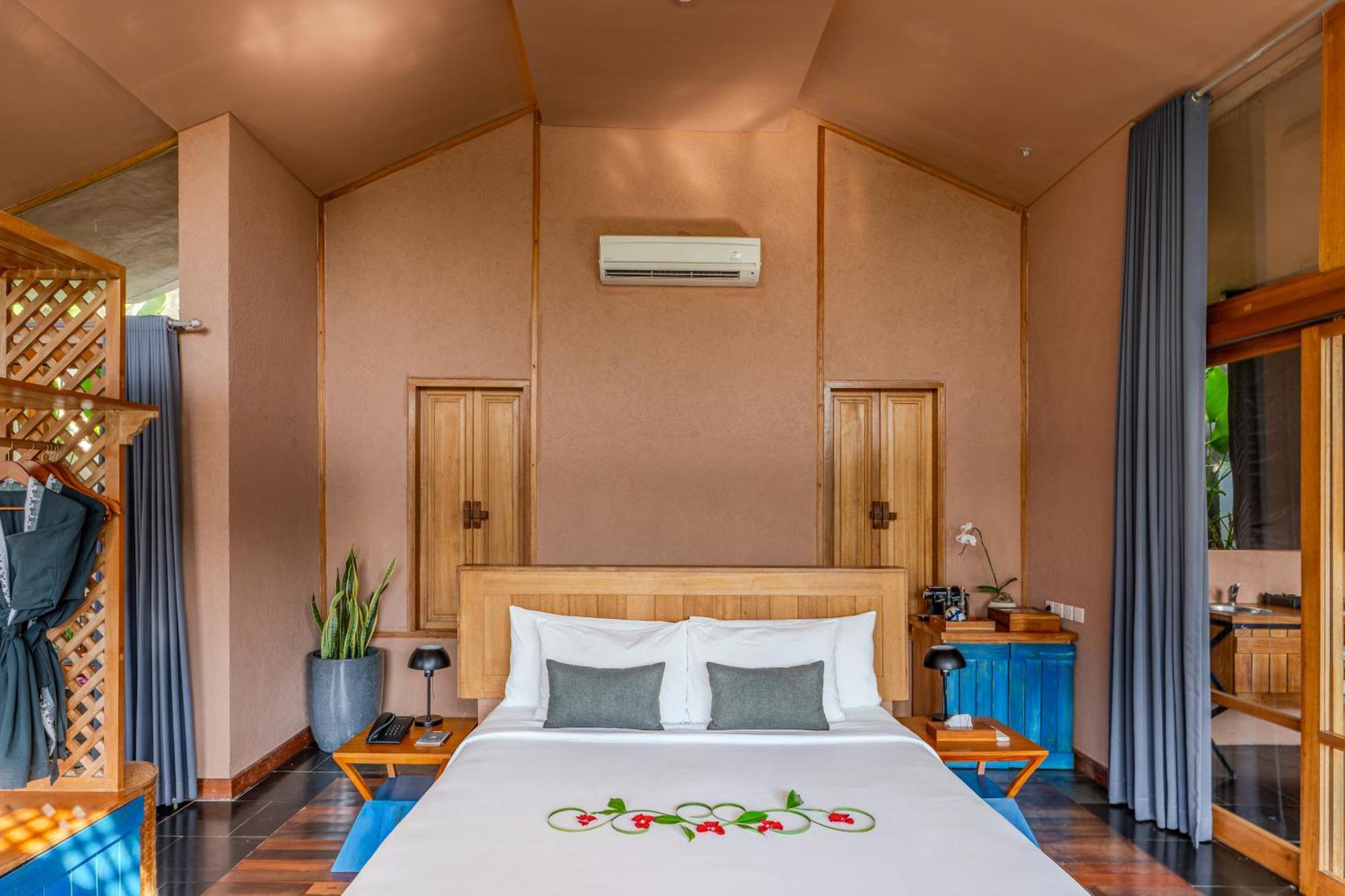 Romance Royal Pool Villa One Time Floating